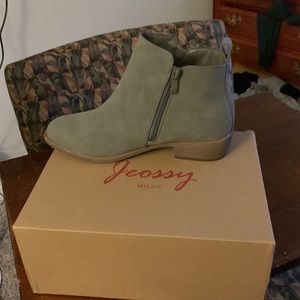 Jeossy Milan boots to big for me. Never worn and New
